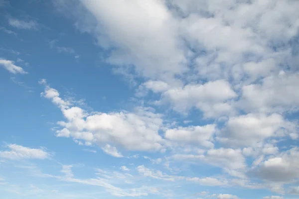 Wolken am blauen Himmel, Tag — Stockfoto