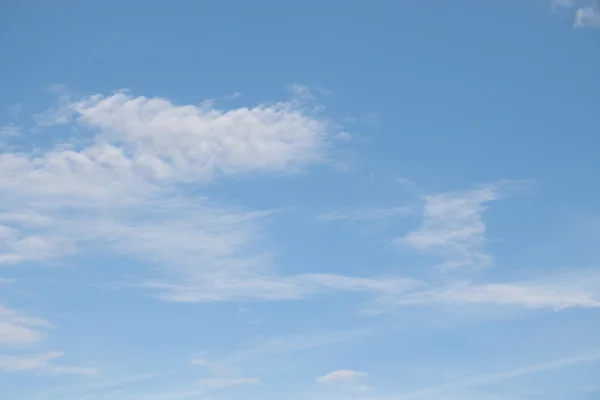 Nuvole nel cielo blu, giorno — Foto Stock