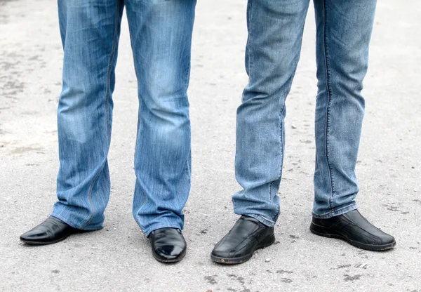 靴にブルー ジーンズで男の足をクローズ アップ、モーションに設定 — ストック写真