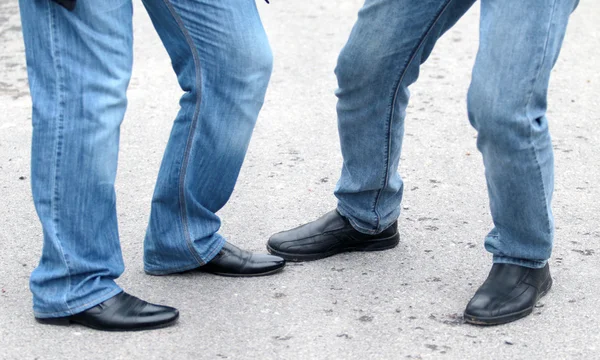Мужские ноги в синих джинсах в ботинках закрываются, приводятся в движение — стоковое фото
