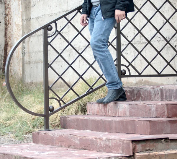 Les pieds de l'homme en jeans bleus dans les chaussures de près, mis en mouvement — Photo