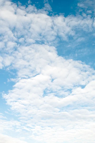 Wolken in de blauwe hemel, dag Rechtenvrije Stockafbeeldingen
