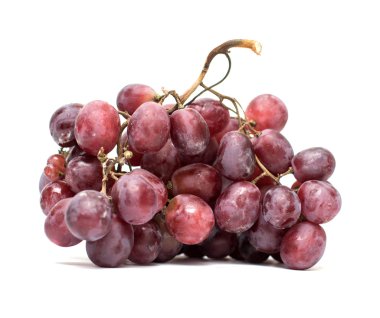 Beyaz arka planda bir demet üzüm.