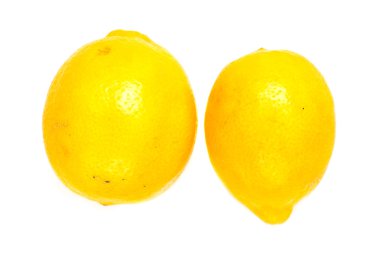 Beyaz arka planda iki limon