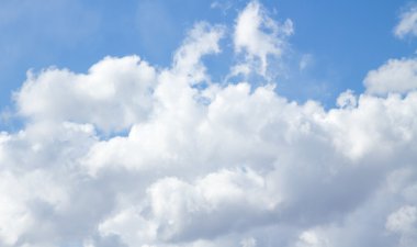 mavi gökyüzünde bulutlar gün