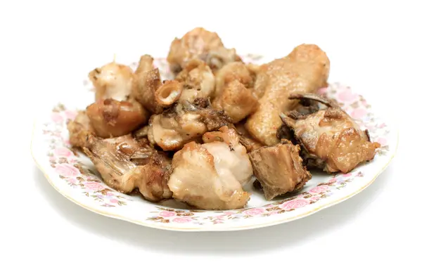 Trozos de pollo frito en un plato — Foto de Stock