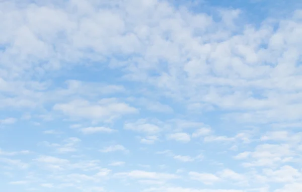 青い空には雲の日 — ストック写真