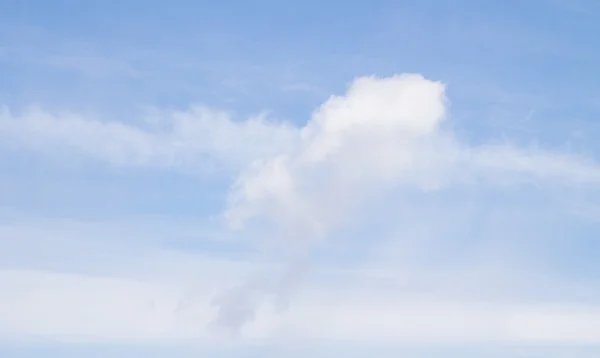 Nuvole nel cielo blu, giorno — Foto Stock