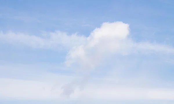 Nuvens no céu azul, dia — Fotografia de Stock