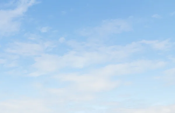 mavi gökyüzünde bulutlar gün