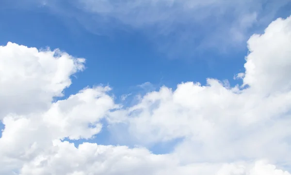 Moln i den blå himlen, dag — Stockfoto