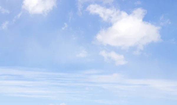 Nuvens no céu azul, dia — Fotografia de Stock