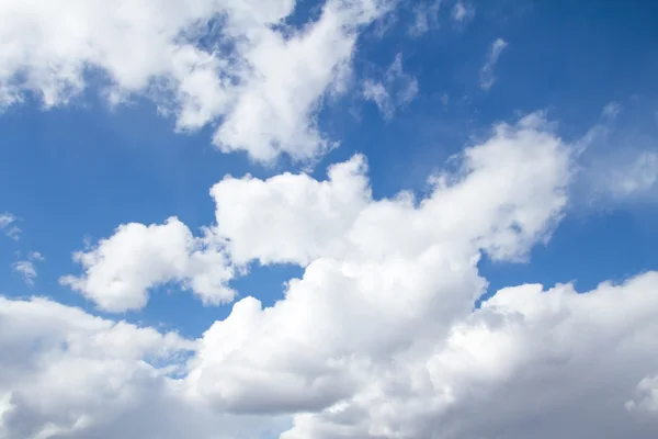 Nuvole nel cielo blu, giorno — Foto Stock