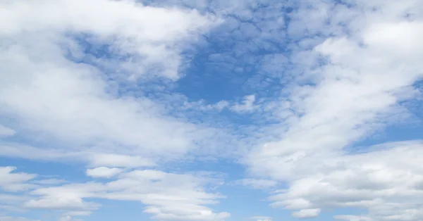 Blauwe lucht wolken Stockafbeelding