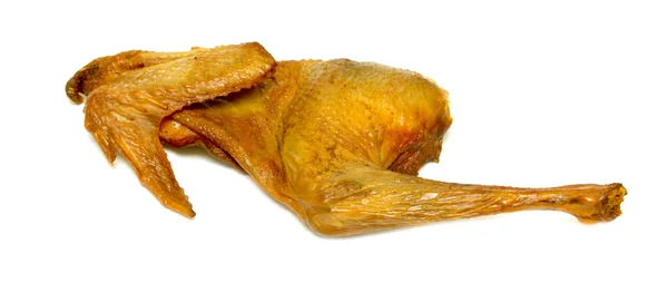 O frango frito inteiro em um fundo branco — Fotografia de Stock