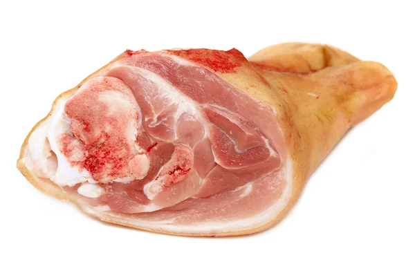 Свежий свиной сустав на белом фоне для Eisbein — стоковое фото