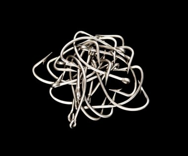 Siyah bir zemin üzerine çelik balıkçılık kanca