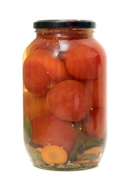 Beyaz bir arka plan üzerinde marine edilmiş domatesli Cam Kavanoz