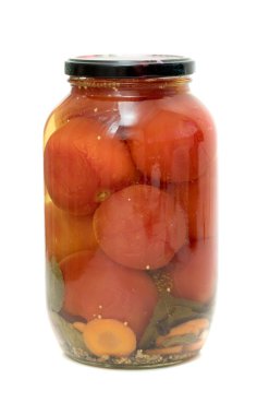 Beyaz bir arka plan üzerinde marine edilmiş domatesli Cam Kavanoz