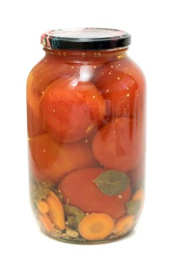 Beyaz bir arka plan üzerinde marine edilmiş domatesli Cam Kavanoz