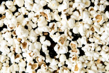 karanlık bir arka plan üzerinde patlamış mısır