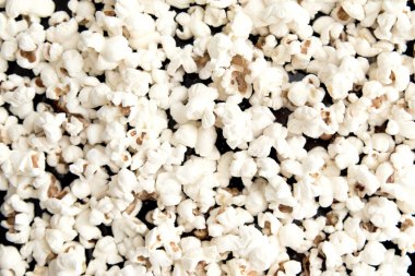 karanlık bir arka plan üzerinde patlamış mısır