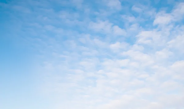 Nuvens céu azul — Fotografia de Stock