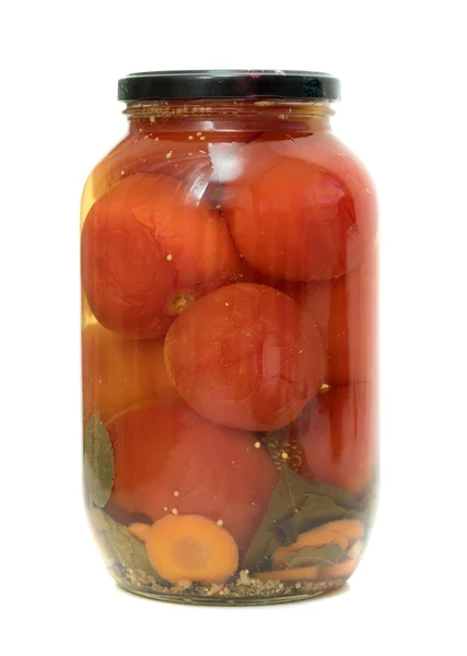 Glazen pot met gemarineerde tomaten op een witte achtergrond — Stockfoto