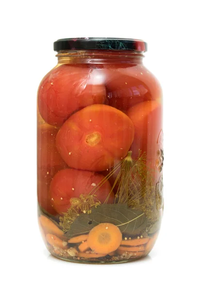 Tarro de vidrio con tomates marinados sobre un fondo blanco — Foto de Stock