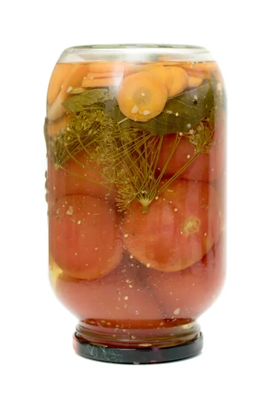 Lasipurkki marinoitujen tomaattien kanssa valkoisella pohjalla — kuvapankkivalokuva