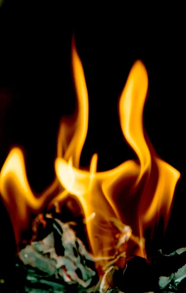Il fuoco brucia la carta — Foto Stock