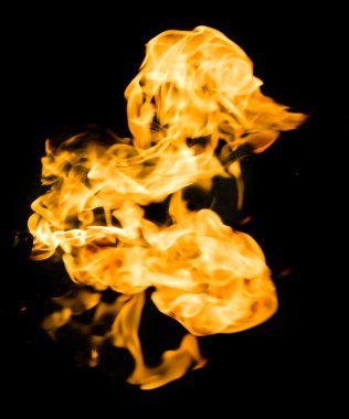 alevler siyah arkaplanda