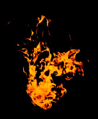 alevler siyah arkaplanda