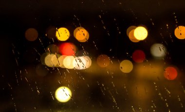 Yağmurda soyut gece şehir ışık ve bokeh araba ön cam ile kaplı