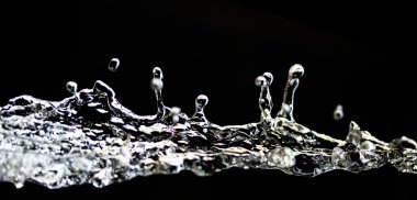 sprey su koyu arka plan üzerinde