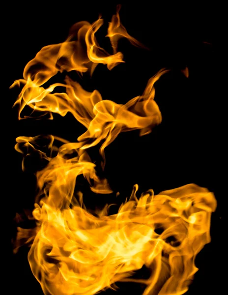 Plameny požáru na černém — Stock fotografie