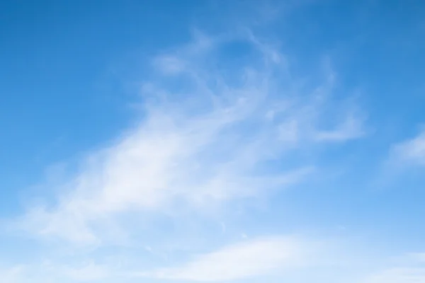 Синє небо хмари — стокове фото