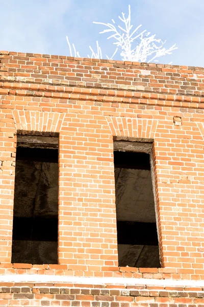 Parede destruída do antigo edifício de tijolos — Fotografia de Stock