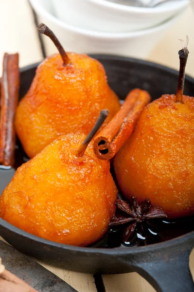 Пашотні груші смачний домашній рецепт — стокове фото