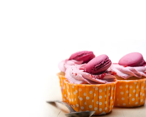 Rózsaszín berry krémes cupcake macaroon a tetején a — Stock Fotó