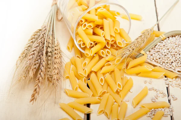 Italiaanse pasta penne met tarwe — Stockfoto