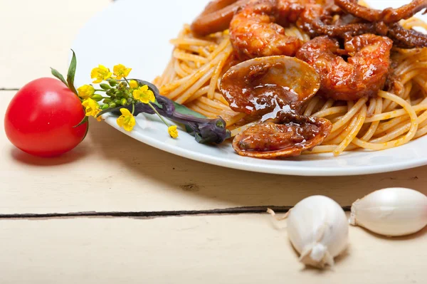 Italiaanse zeevruchten spaghetti pasta op rode tomatensaus — Stockfoto
