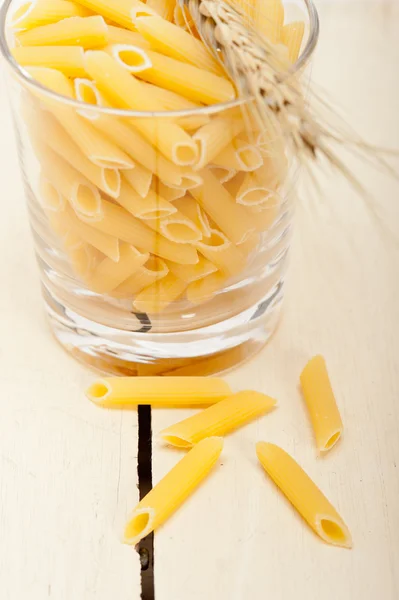 Penne de macarrão italiano com trigo — Fotografia de Stock