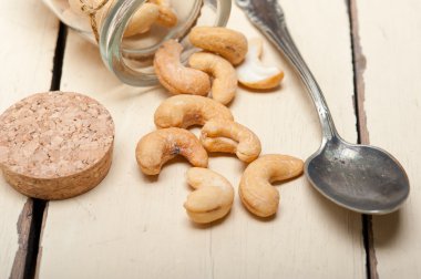 kaju fıstığı üzerinde bir cam kavanoz 