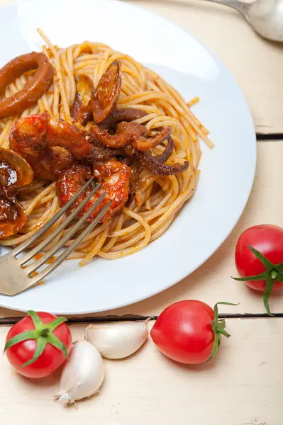 Spaghetti ai frutti di mare italiani con sugo di pomodoro rosso — Foto Stock