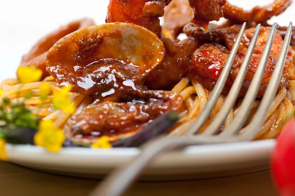 İtalyan deniz mahsulleri spagetti makarna üzerine kırmızı domates sosu — Stok fotoğraf