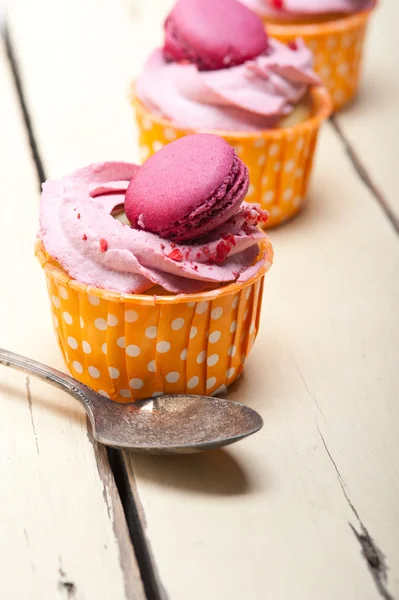 Pink berry cream cupcake with macaroon on top — Stock Photo, Image