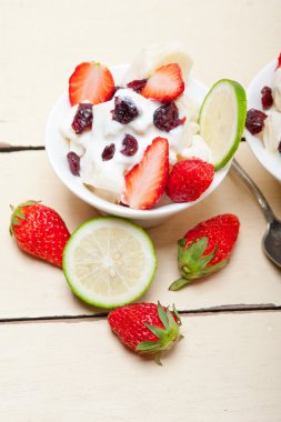 meyve ve yoğurt salata sağlıklı kahvaltı