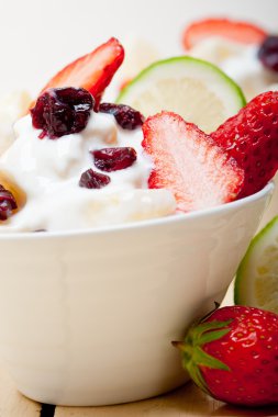 meyve ve yoğurt salata sağlıklı kahvaltı