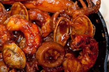 taze seafoos bir demir tavada güveç